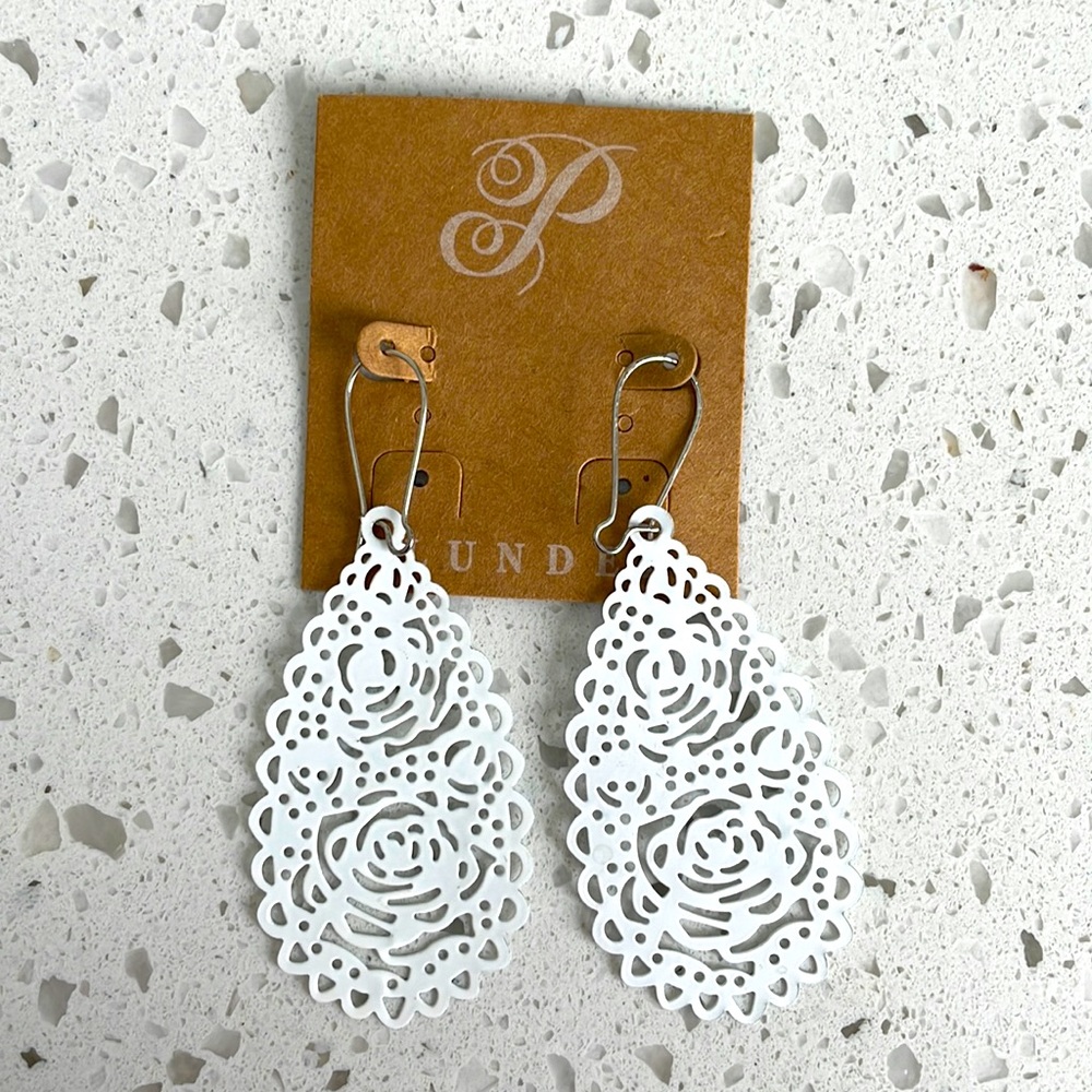 🆕 PLUNDER filigree earrings.
